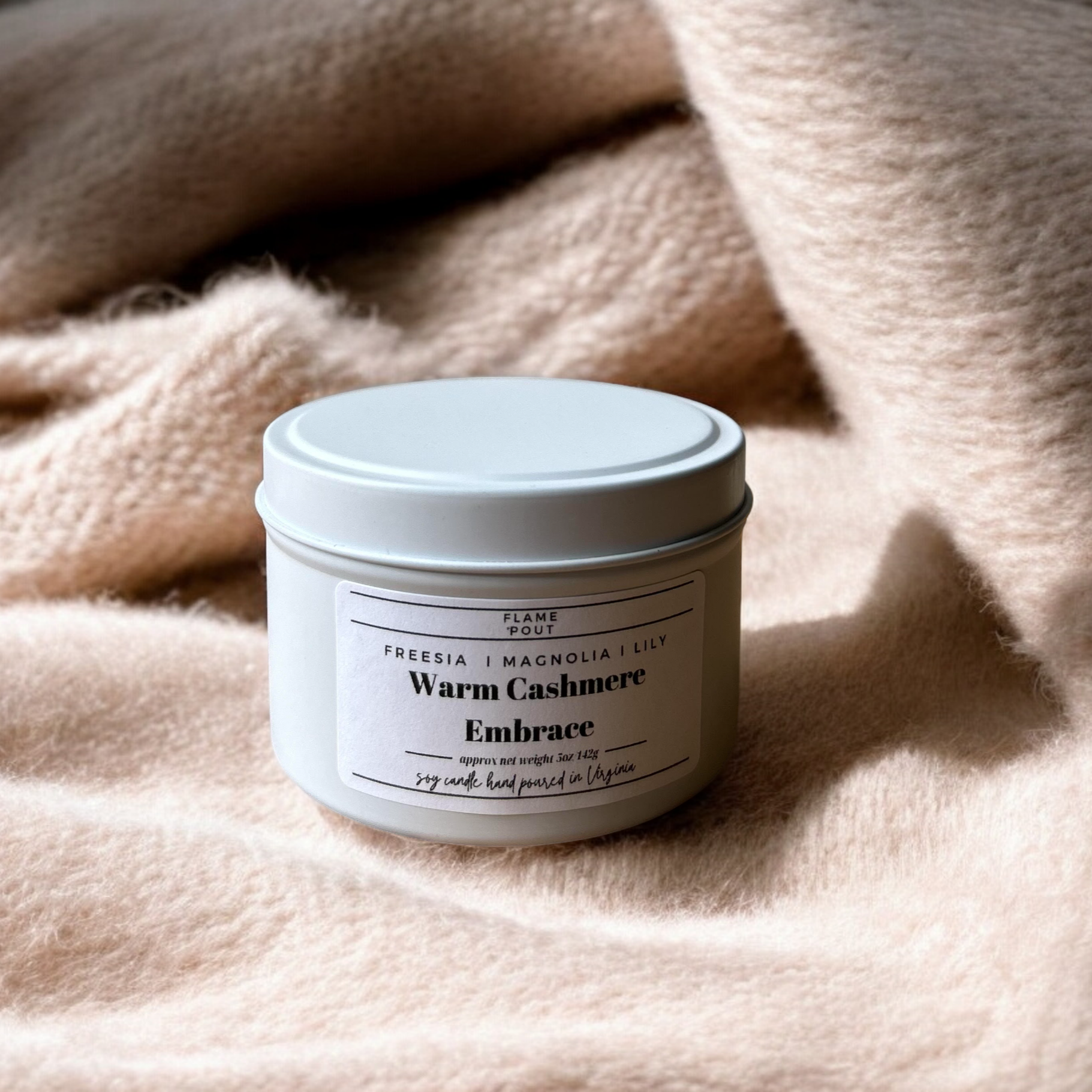 Warm Cashmere Embrace – Cashmere scented Soy Candle with Freesia, Magnolia & Lily | Soft Floral Scent with Wood Wick