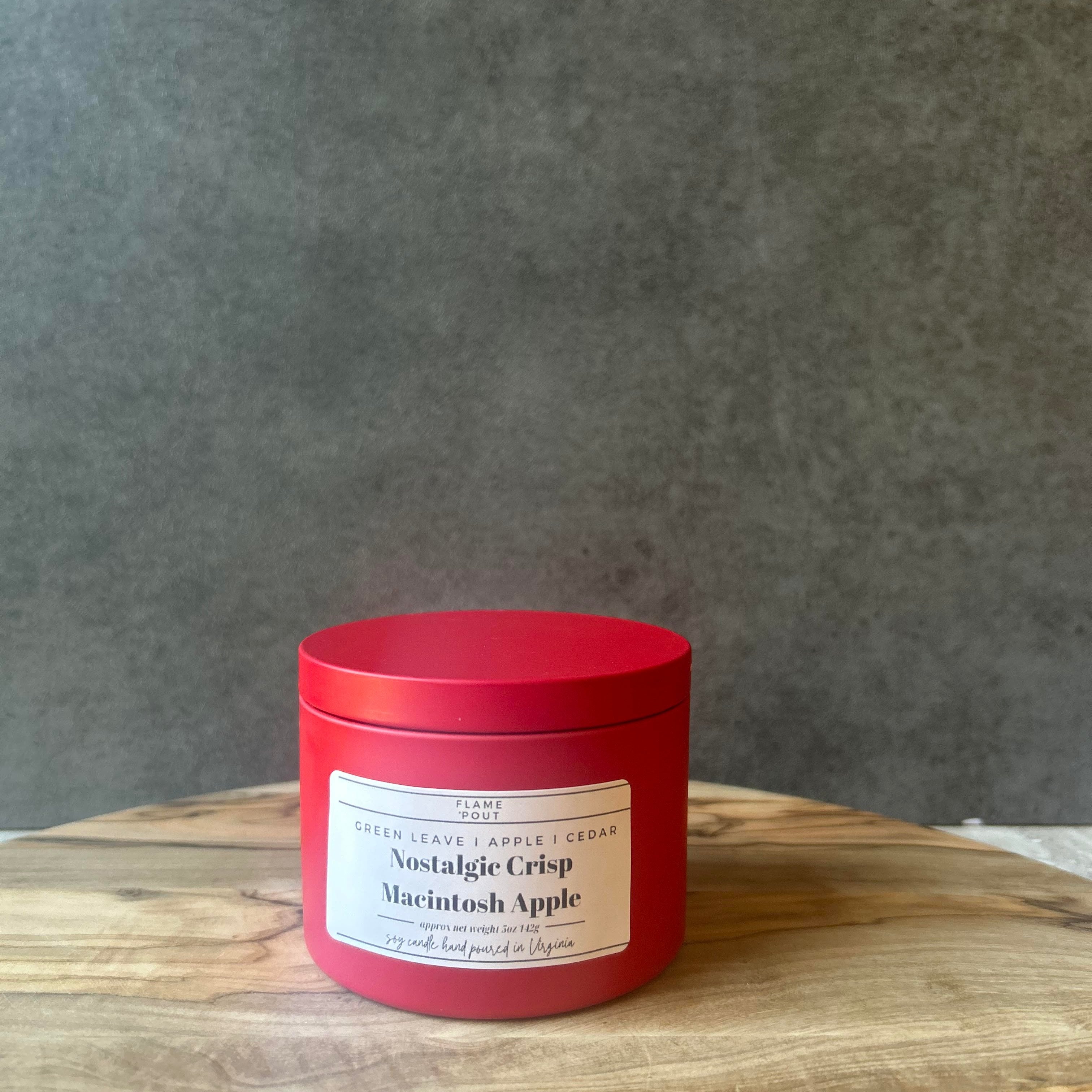 🍏 Nostalgic Crisp Macintosh Apple Candle – Green Leaves, Apple, Cedar
